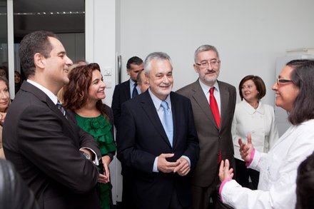 El director del centro, José Antonio Lorente; la consejera de Salud, Mª Jesús Montero; el presidente de la Junta, José Antonio Griñán; el consejero de Economía, Innovación y Ciencia, Antonio Ávila; y la investigadora principal del centro, Marta Alarcón Riquelme