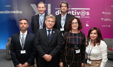 La cronicidad y la soledad son una "bomba de relojería" para la sanidad Foto: Redacción Médica. Arriba: José Miguel García y Carlos Mur. Abajo: Ángel Alberto Romero, Rafael López Iglesias, Margarita Servera y María Jesús Pérez.