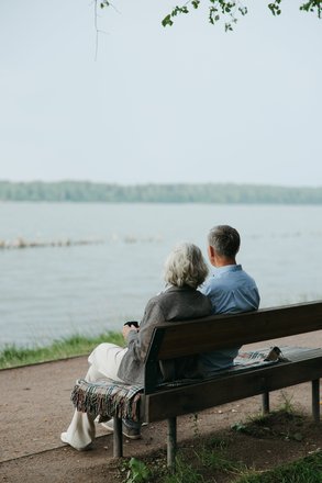 Un 20% de pacientes crónicos pueden sufrir depresión Foto de Anastasia Shuraeva: https://www.pexels.com/es-es/foto/banco-hombre-pareja-mujer-8795797/