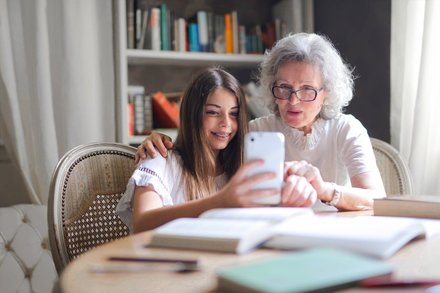 Foto de Andrea Piacquadio: https://www.pexels.com/es-es/foto/foto-de-mujer-mostrando-su-celular-a-su-abuela-3768140/