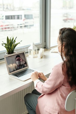 SonIA: Una alternativa para resolver dudas en farmacoterapia a pacientes crónicos Foto de Edward Jenner: https://www.pexels.com/es-es/foto/hombre-gente-mujer-relajacion-4031821/