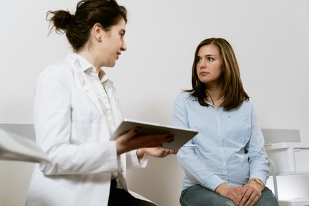 Farmacéuticos y pacientes colaboran para la prevención y eficacia de tratamientos crónicos Foto de MART PRODUCTION: https://www.pexels.com/es-es/foto/gente-mujer-sentado-tecnologia-7089401/