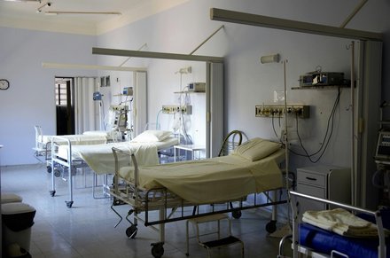 La Gerencia del Área Integrada de Tomelloso pondrá en marcha una Unidad de Continuidad Asistencial (UCAPI) para dar atención integral a pacientes crónicos complejos Foto de Pixabay: https://www.pexels.com/es-es/foto/camas-de-hospital-blancas-236380/