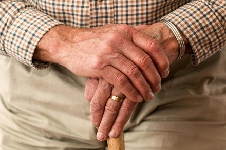 Perfil del paciente crónico complejo: más deterioro funcional, alto grado de dependencia y mayor edad Foto de Pixabay: https://www.pexels.com/es-es/foto/persona-que-sostiene-la-varilla-33786/
