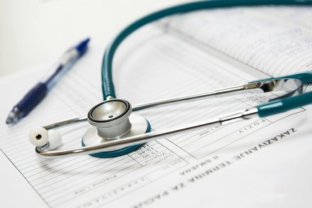 Los médicos de Primaria con asistente controlan mejor al paciente crónico Foto de Pixabay: https://www.pexels.com/es-es/foto/foto-de-primer-plano-de-un-estetoscopio-40568/