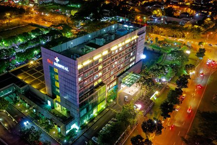 ¿Un hospital solo para enfermos crónicos? La eficiencia de los hospitales monográficos Foto de Tom Fisk: https://www.pexels.com/es-es/foto/hospital-junto-al-estacionamiento-de-vehiculos-y-la-carretera-por-la-noche-1692693/